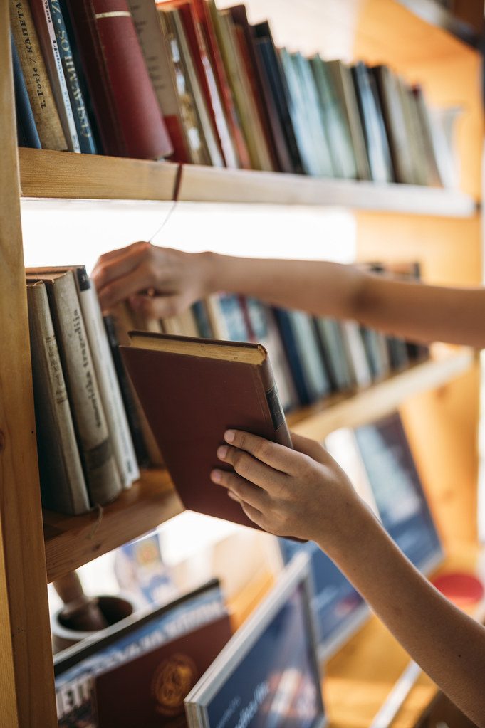 Built-in study and bookshelf designed to fit a wall
